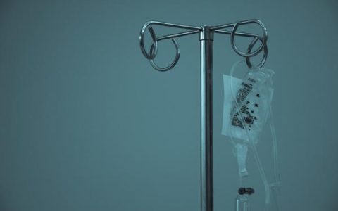 探究揭示：ChatGPT 癌症治疗方案中存误信息
